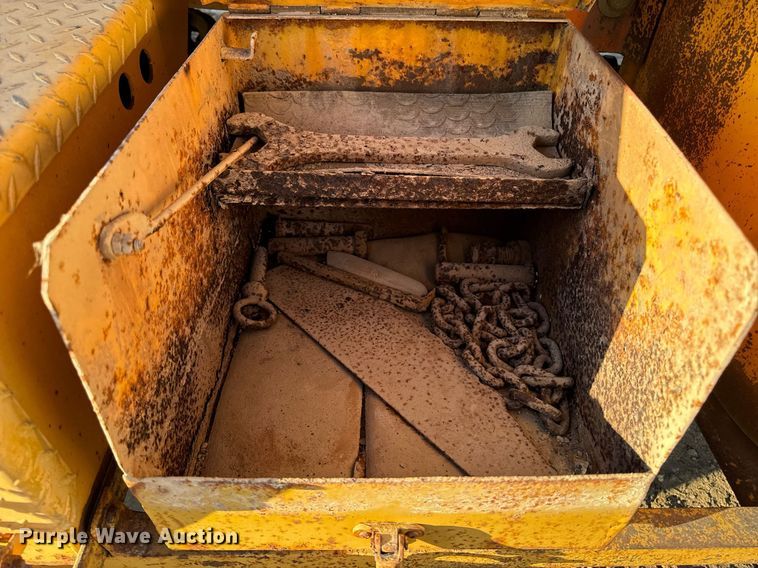 image for item EG6835 1986 Oshkosh P-2526-1 dump truck