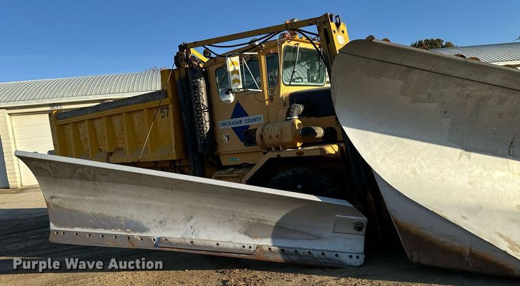 image for item EG6835 1986 Oshkosh P-2526-1 dump truck