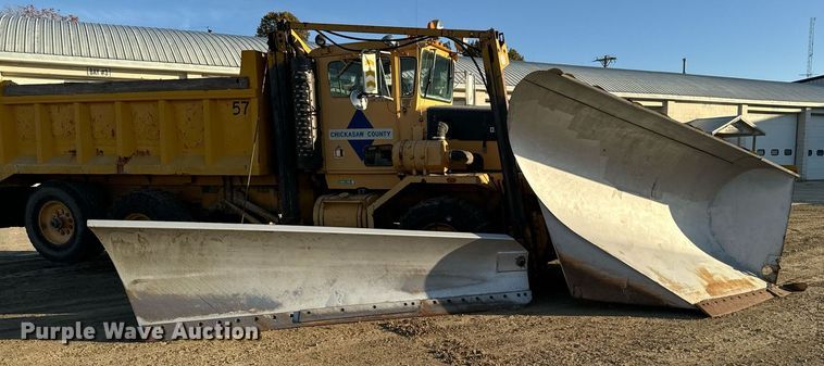 image for item EG6835 1986 Oshkosh P-2526-1 dump truck