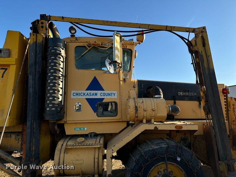 image for item EG6835 1986 Oshkosh P-2526-1 dump truck