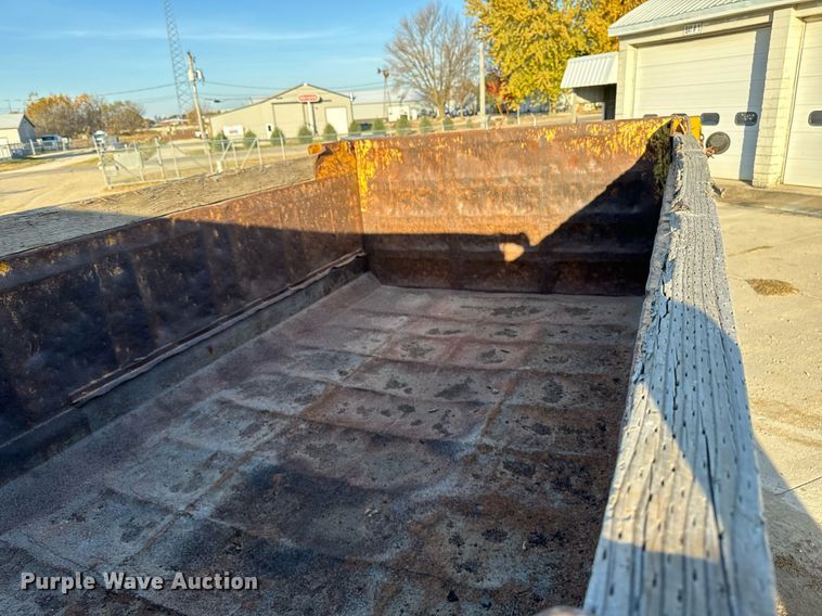 image for item EG6835 1986 Oshkosh P-2526-1 dump truck