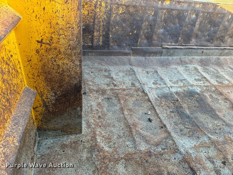 image for item EG6835 1986 Oshkosh P-2526-1 dump truck