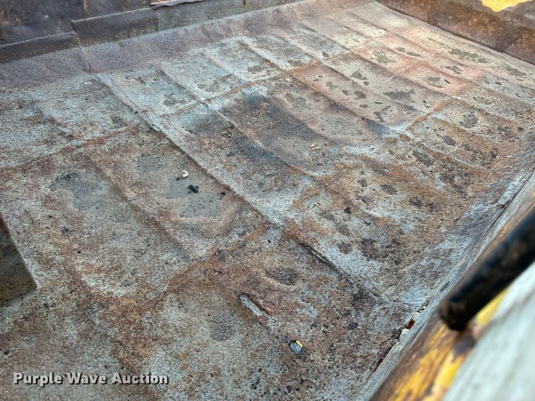 image for item EG6835 1986 Oshkosh P-2526-1 dump truck