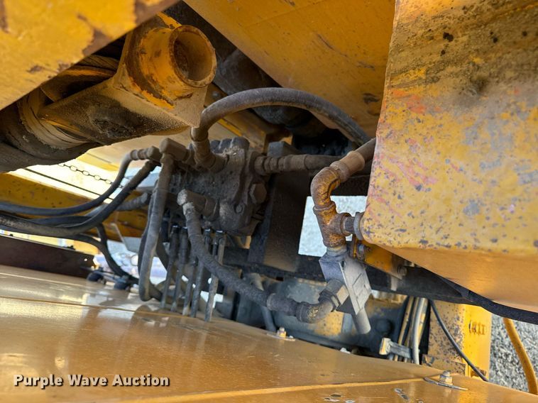 image for item EG6835 1986 Oshkosh P-2526-1 dump truck