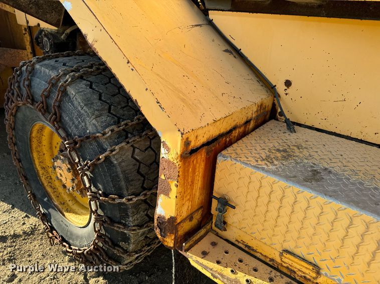 image for item EG6835 1986 Oshkosh P-2526-1 dump truck