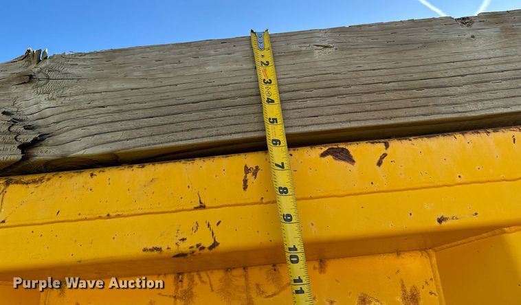 image for item EG6835 1986 Oshkosh P-2526-1 dump truck