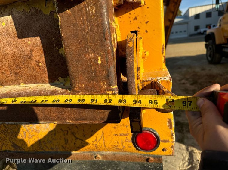 image for item EG6835 1986 Oshkosh P-2526-1 dump truck