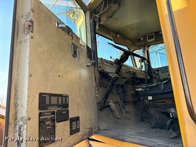 image for item EG6835 1986 Oshkosh P-2526-1 dump truck