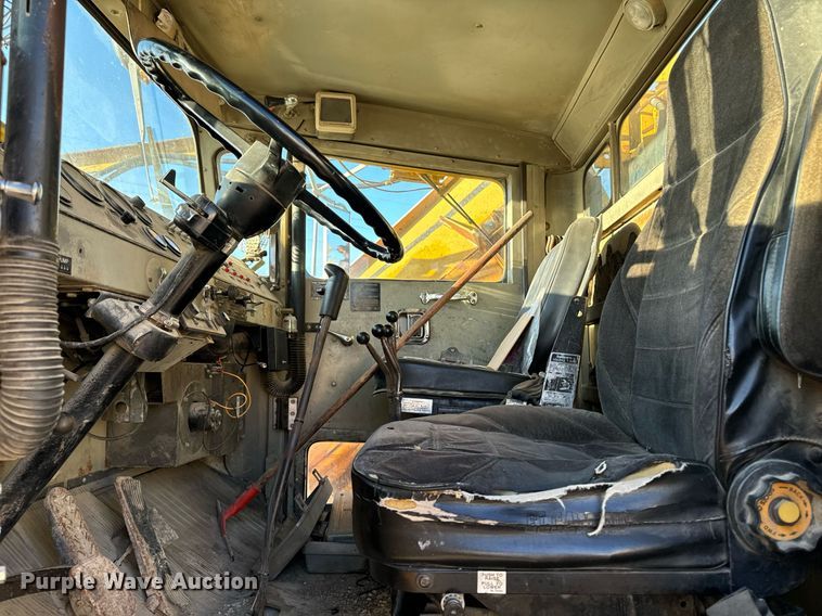 image for item EG6835 1986 Oshkosh P-2526-1 dump truck