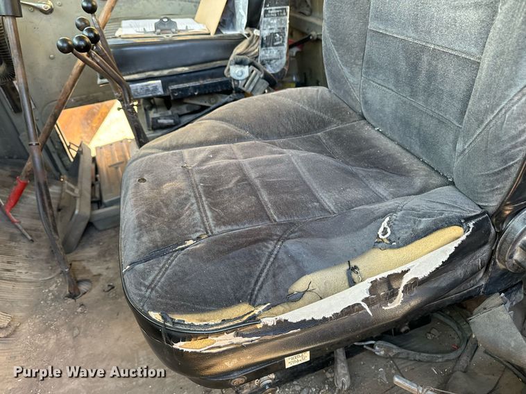 image for item EG6835 1986 Oshkosh P-2526-1 dump truck