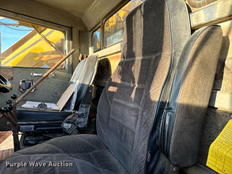 image for item EG6835 1986 Oshkosh P-2526-1 dump truck