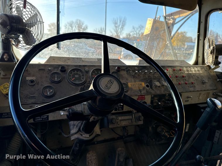 image for item EG6835 1986 Oshkosh P-2526-1 dump truck