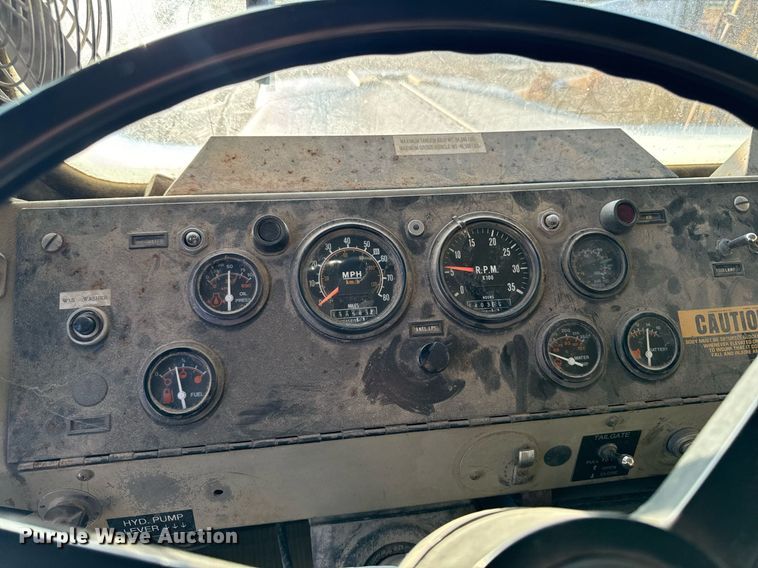 image for item EG6835 1986 Oshkosh P-2526-1 dump truck