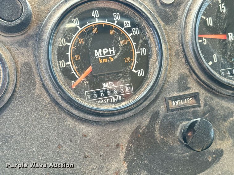 image for item EG6835 1986 Oshkosh P-2526-1 dump truck