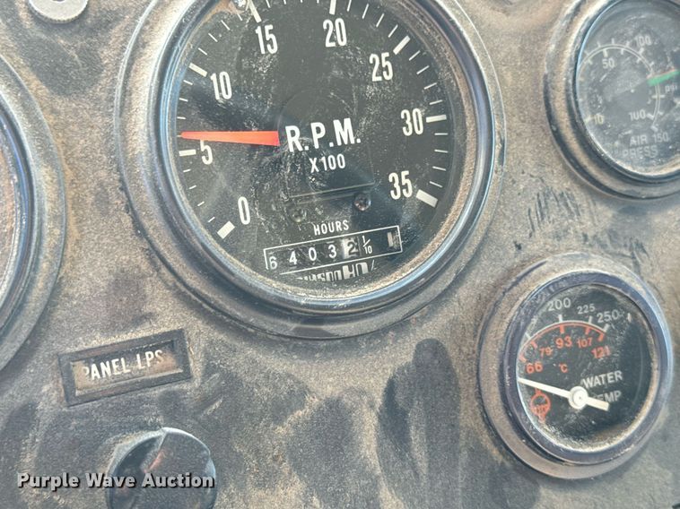 image for item EG6835 1986 Oshkosh P-2526-1 dump truck