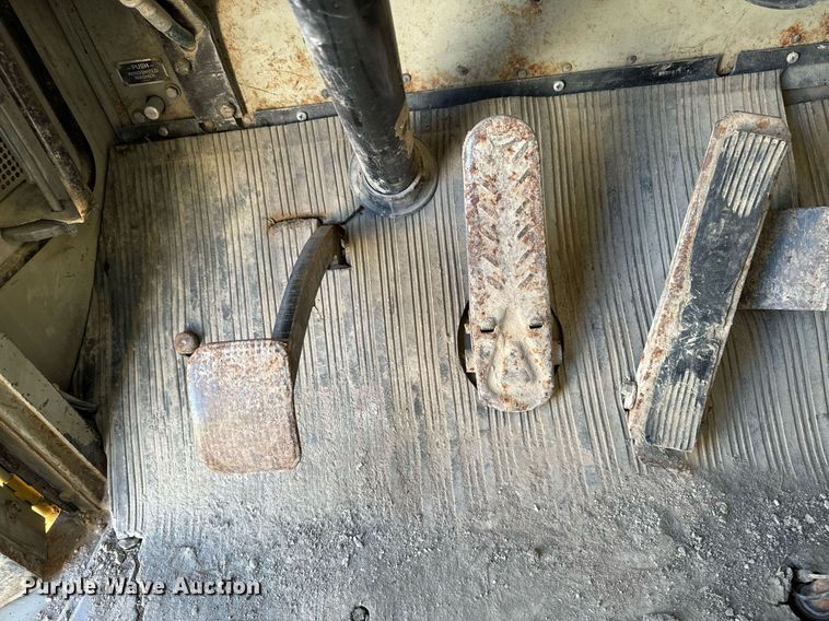 image for item EG6835 1986 Oshkosh P-2526-1 dump truck