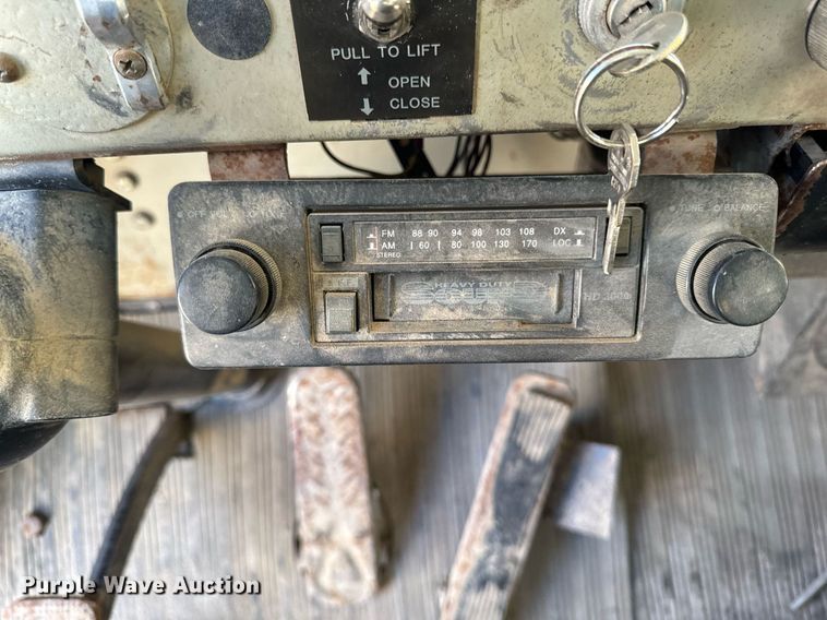 image for item EG6835 1986 Oshkosh P-2526-1 dump truck