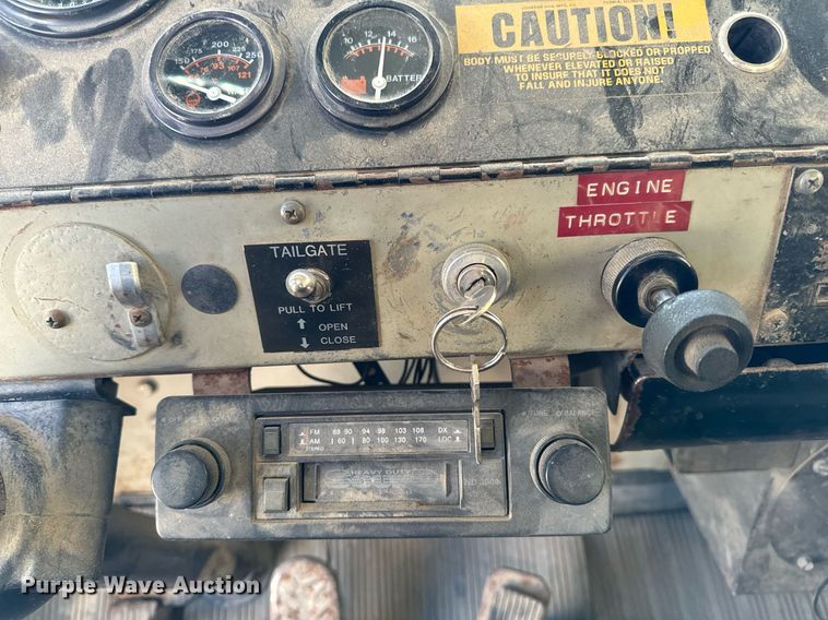 image for item EG6835 1986 Oshkosh P-2526-1 dump truck