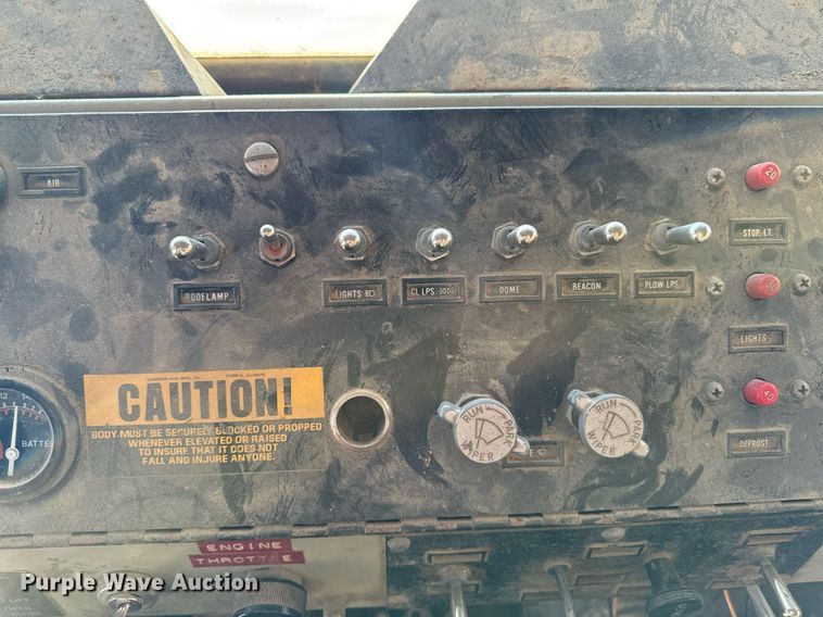 image for item EG6835 1986 Oshkosh P-2526-1 dump truck