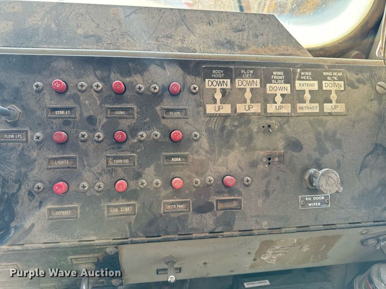 image for item EG6835 1986 Oshkosh P-2526-1 dump truck