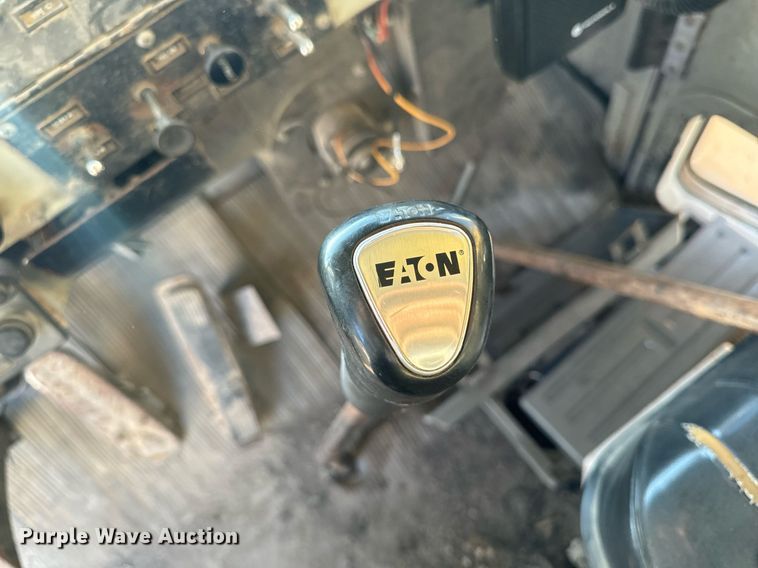 image for item EG6835 1986 Oshkosh P-2526-1 dump truck