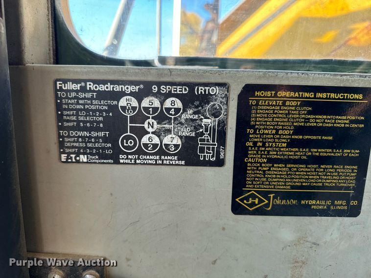 image for item EG6835 1986 Oshkosh P-2526-1 dump truck