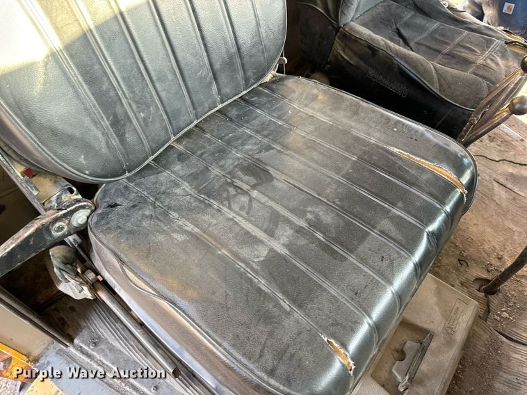 image for item EG6835 1986 Oshkosh P-2526-1 dump truck