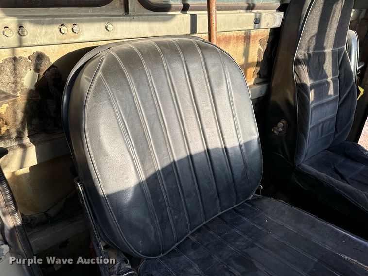 image for item EG6835 1986 Oshkosh P-2526-1 dump truck