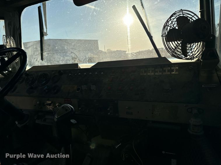 image for item EG6835 1986 Oshkosh P-2526-1 dump truck