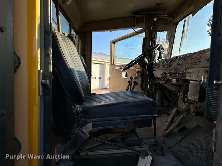 image for item EG6835 1986 Oshkosh P-2526-1 dump truck