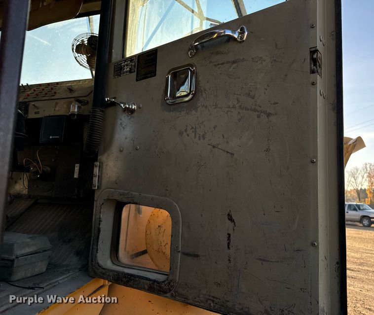 image for item EG6835 1986 Oshkosh P-2526-1 dump truck