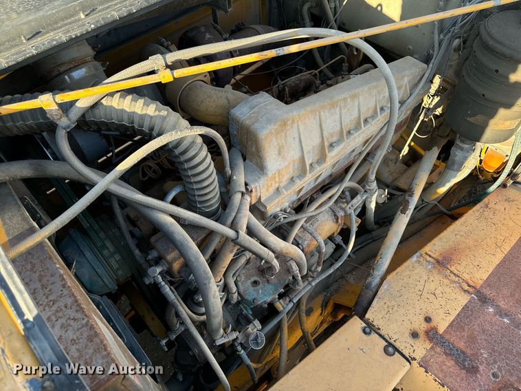 image for item EG6835 1986 Oshkosh P-2526-1 dump truck