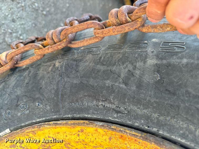 image for item EG6835 1986 Oshkosh P-2526-1 dump truck