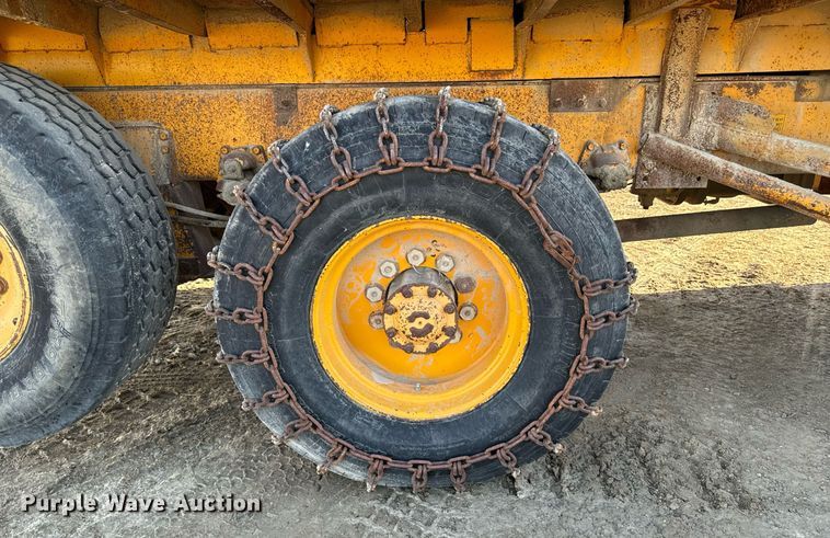 image for item EG6835 1986 Oshkosh P-2526-1 dump truck