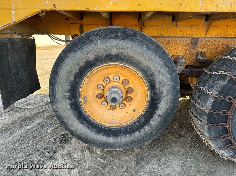 image for item EG6835 1986 Oshkosh P-2526-1 dump truck