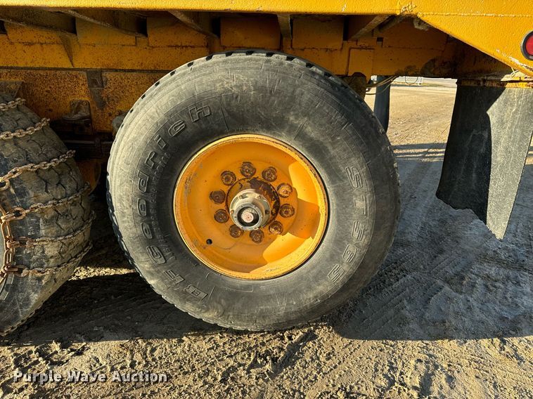 image for item EG6835 1986 Oshkosh P-2526-1 dump truck