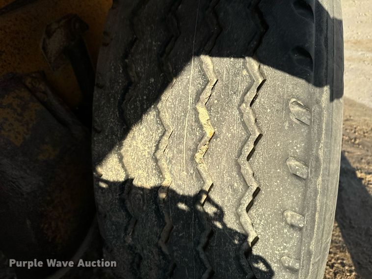 image for item EG6835 1986 Oshkosh P-2526-1 dump truck