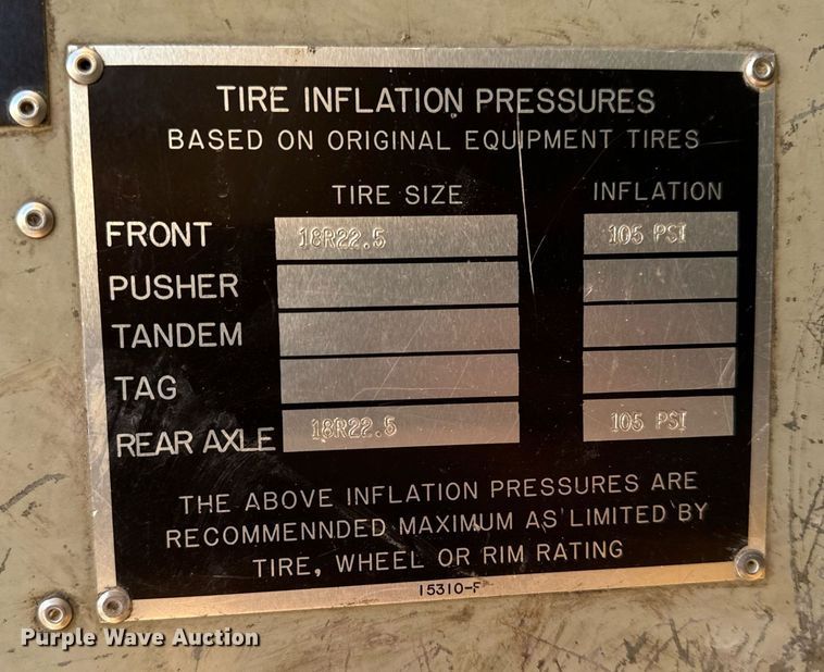 image for item EG6835 1986 Oshkosh P-2526-1 dump truck