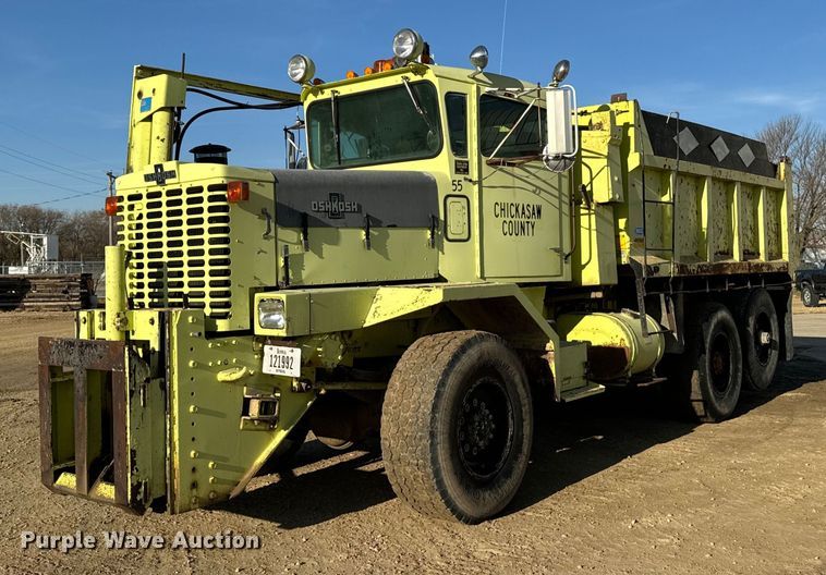 image for item EG6836 1985 Oshkosh P-2526-1 dump truck
