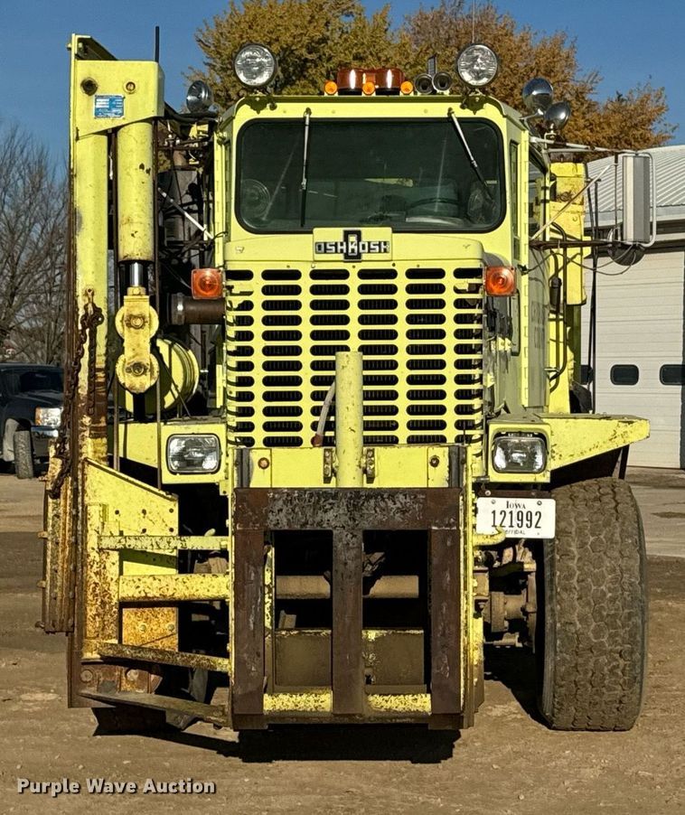 image for item EG6836 1985 Oshkosh P-2526-1 dump truck