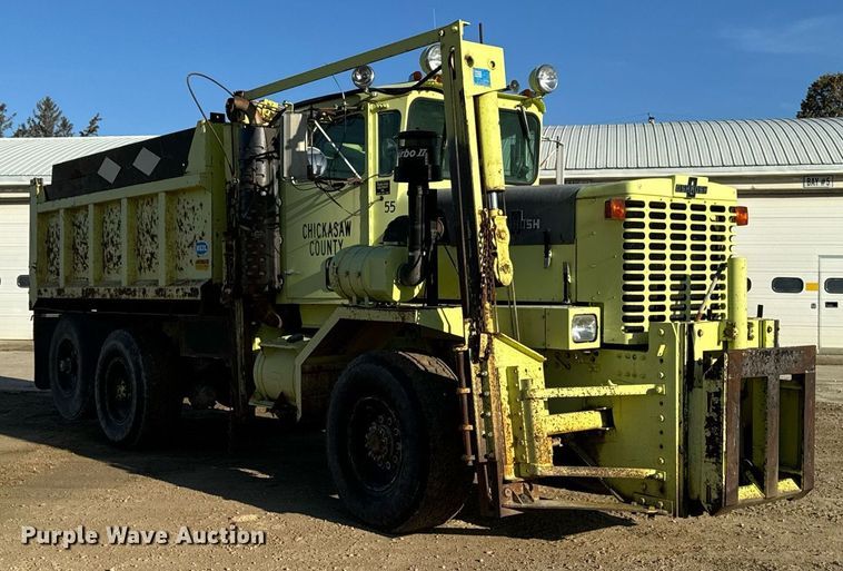 image for item EG6836 1985 Oshkosh P-2526-1 dump truck