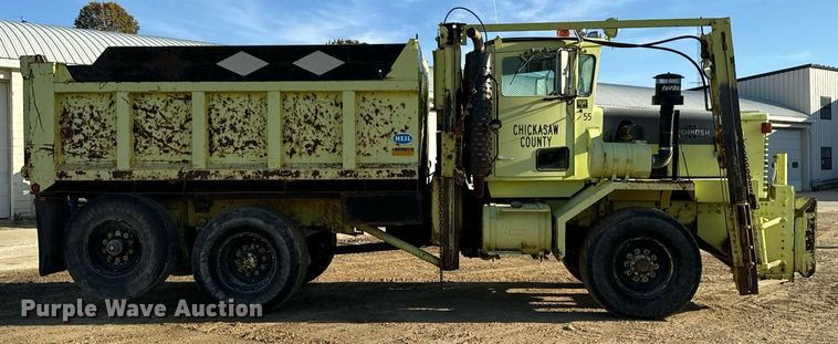 image for item EG6836 1985 Oshkosh P-2526-1 dump truck
