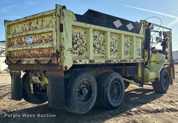image for item EG6836 1985 Oshkosh P-2526-1 dump truck