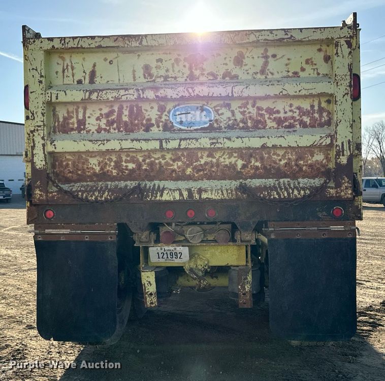 image for item EG6836 1985 Oshkosh P-2526-1 dump truck