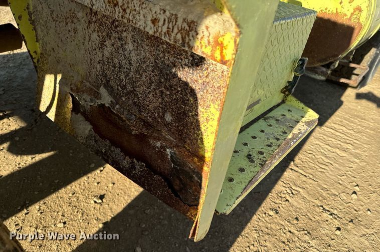 image for item EG6836 1985 Oshkosh P-2526-1 dump truck