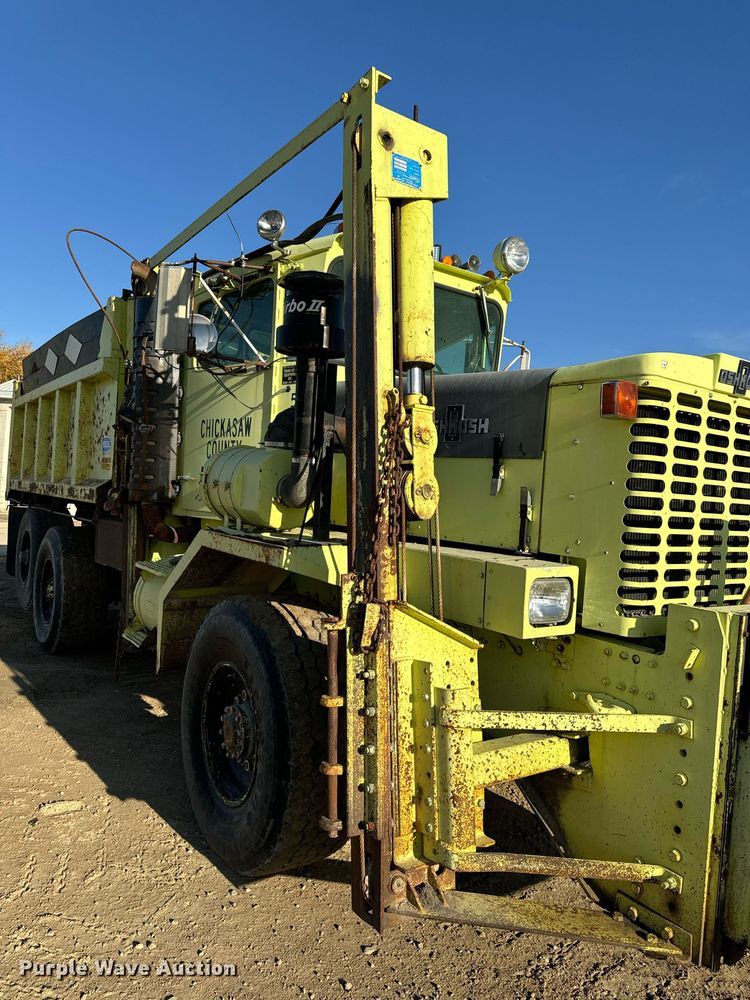 image for item EG6836 1985 Oshkosh P-2526-1 dump truck