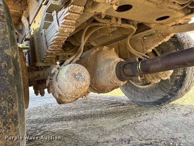 image for item EG6836 1985 Oshkosh P-2526-1 dump truck