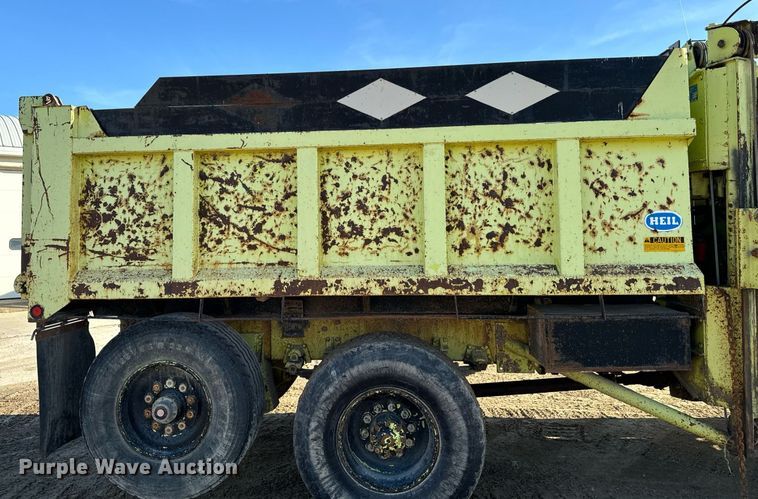 image for item EG6836 1985 Oshkosh P-2526-1 dump truck