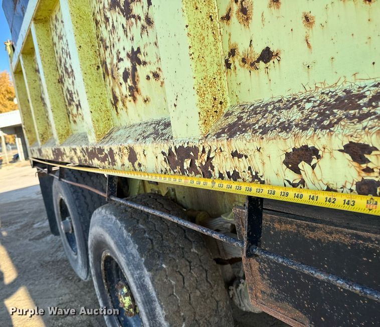 image for item EG6836 1985 Oshkosh P-2526-1 dump truck