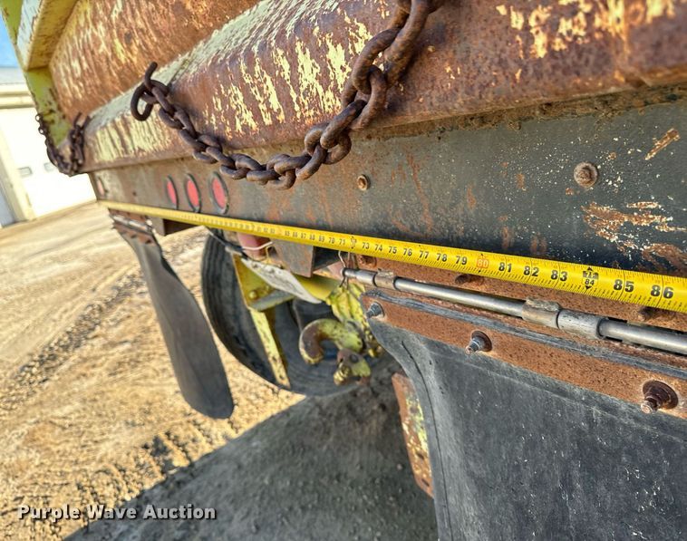 image for item EG6836 1985 Oshkosh P-2526-1 dump truck